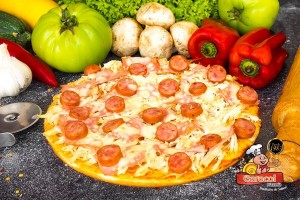 Pizza de jamón, pollo y salchicha - Caracol Pizzería
